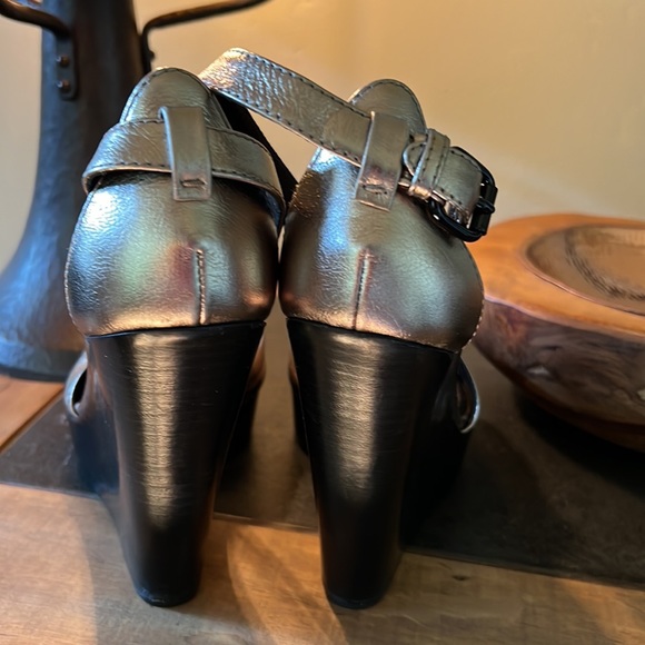 Burberry London wedge platforms, gold, Sz 38 - Picture 14 of 14